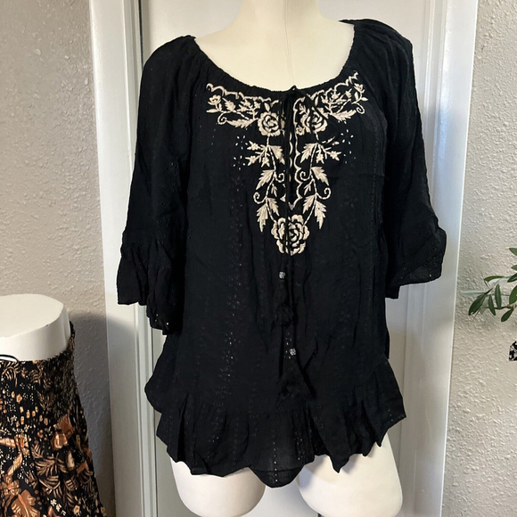 NWT Boho Women’s Medium Embroidered Blouse By Lola P - Picture 1 of 16